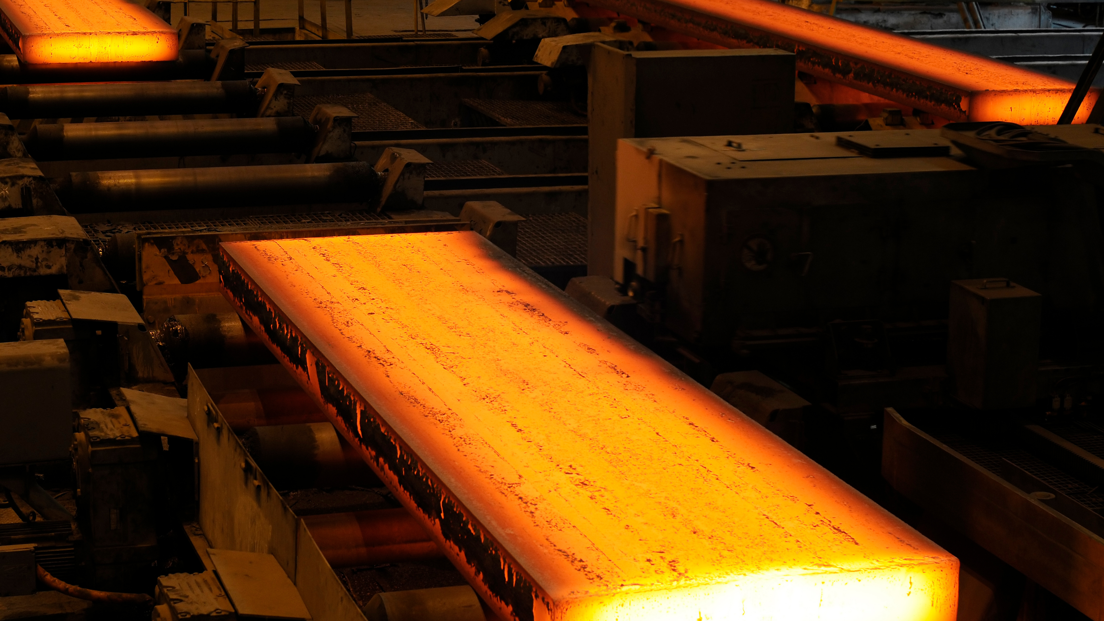 Hot slab casting process with visible longitudinal depressions in a steel plant